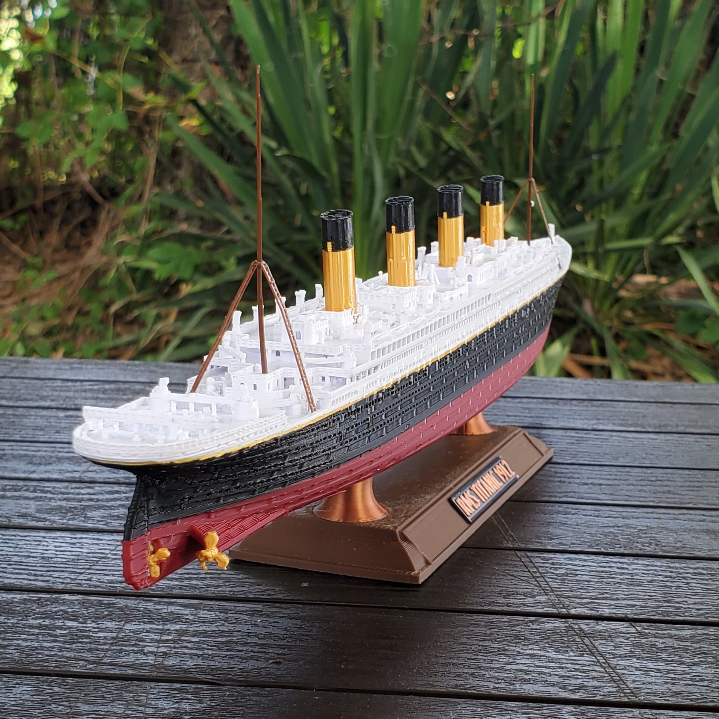RMS Titanic Model, 1:900 Scale, Collector's Series, with Stand